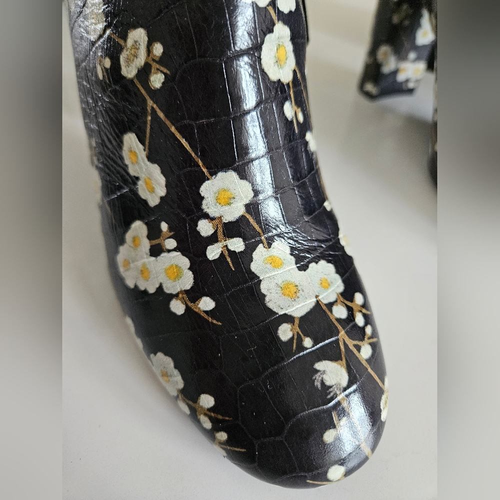 Massimo Dutti Zara Leather Ankle Boots with flowers US 7.5 - Picture 8 of 13